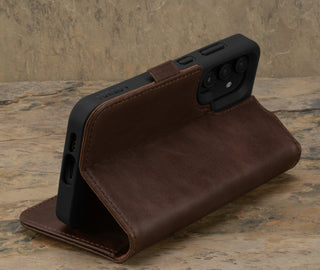 Standfunktion der dunkelbraunen Leder-Brieftaschenhülle für das Samsung Galaxy S24