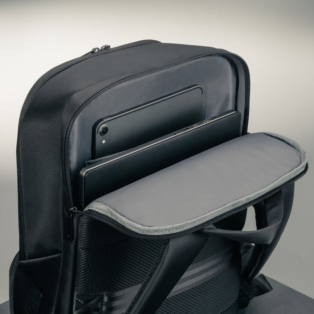 Laptop compartment (up to 16